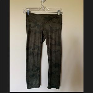 Cropped Camo Lulu leggings